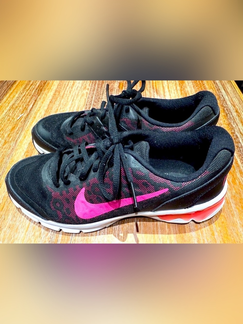 NIKE RELX Sneakers 7.5 Black Hot Pink Trim Excellent Condition, Like-NEW